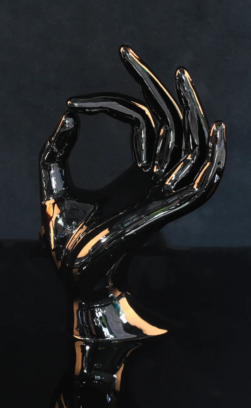 Sculpture d'une main noire et brillante